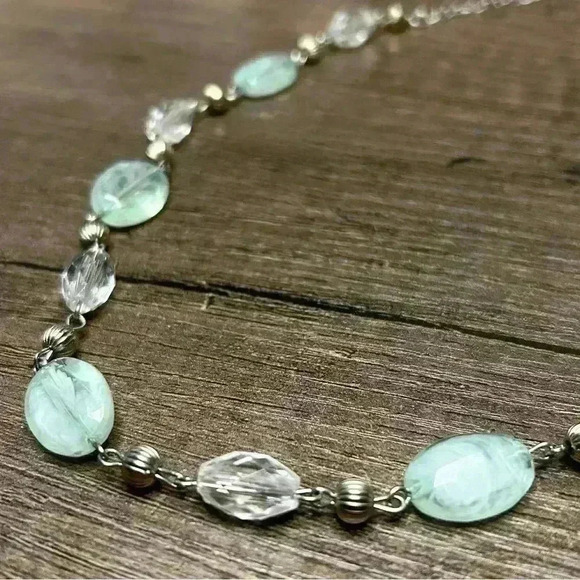 Vintage Ocean Foam Green and Clear Beads Silver Tone Necklace - Picture 3 of 3